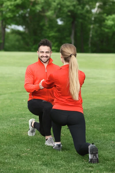 Entrenamiento de hombre y mujer en el parque —  Fotos de Stock