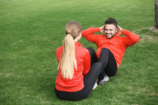 Sport man en vrouw opleiding in park — Stockfoto