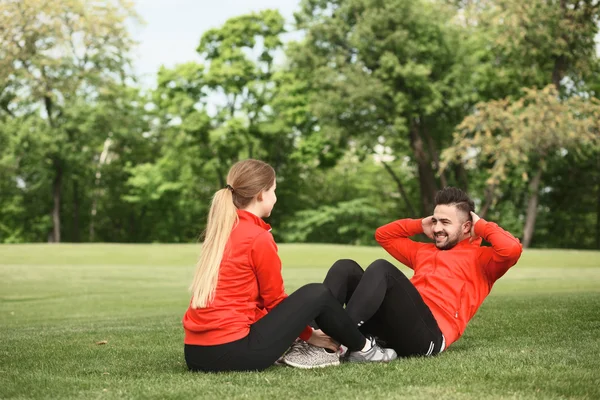 スポーツの男性と女性の公園でトレーニング — ストック写真