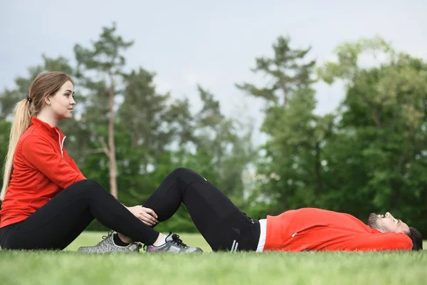 Sport man en vrouw opleiding in park — Stockfoto