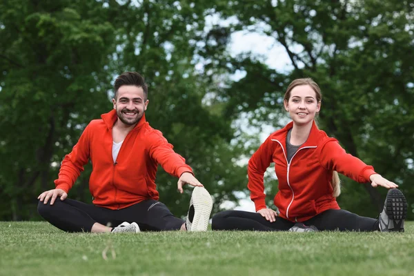 スポーツの男性と女性の公園でトレーニング — ストック写真