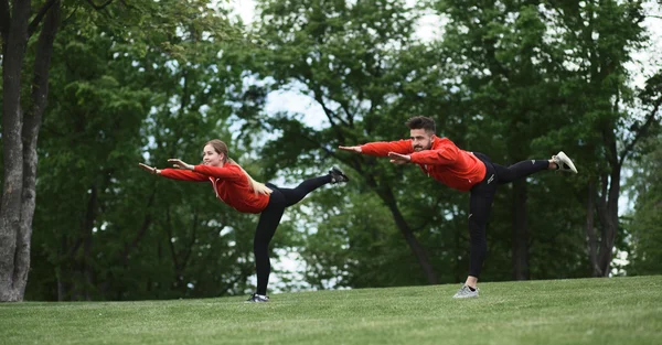 Sportovní muž a žena, školení v parku — Stock fotografie