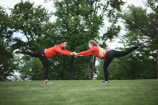 Entrenamiento de hombre y mujer en el parque — Foto de Stock