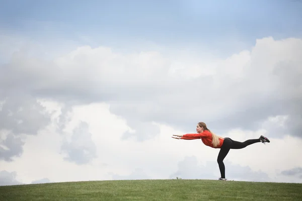 Sport formazione donna nel parco — Foto Stock