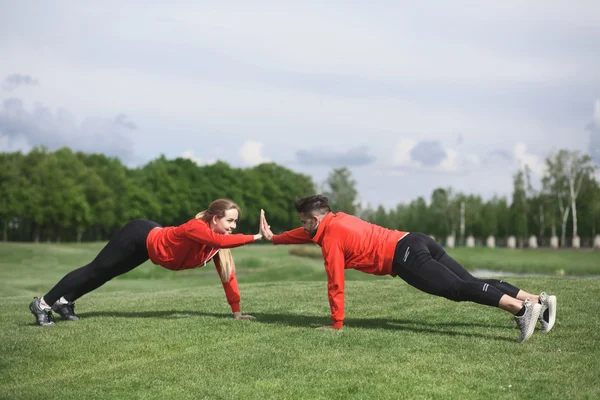 Sportu mężczyzny i kobiety, szkolenia w parku — Zdjęcie stockowe
