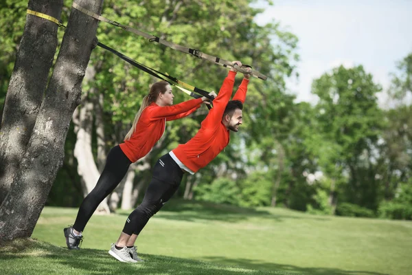 スポーツの男性と女性の公園でトレーニング — ストック写真