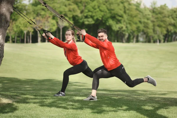 Sportovní muž a žena, školení v parku — Stock fotografie