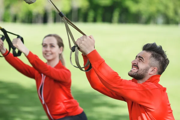 Sportu mężczyzny i kobiety, szkolenia w parku — Zdjęcie stockowe