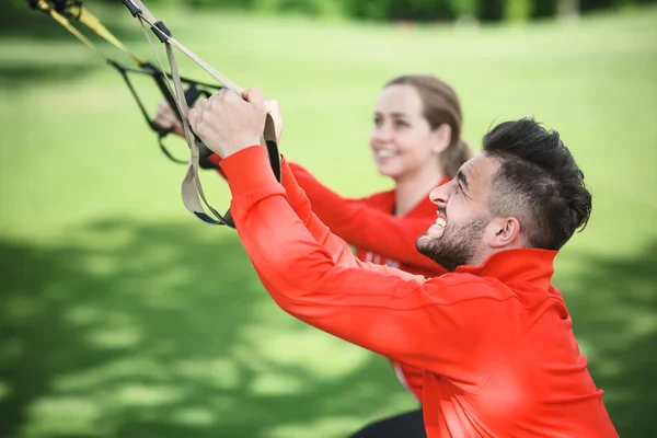 Спортивные тренировки для мужчин и женщин в парке — стоковое фото