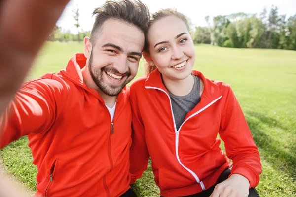 Sport man en vrouw voor het maken van selfies in park — Stockfoto