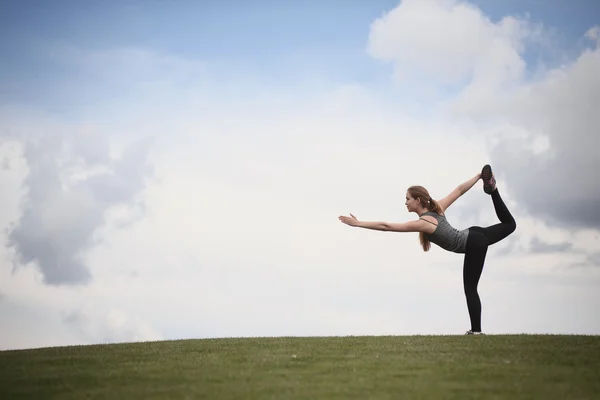 Yoga femme dans le parc — Photo