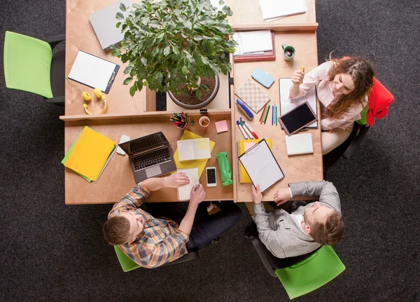 Affärsmän som arbetar på kontoret — Stockfoto