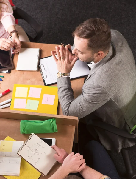 Uomo d'affari che lavora in ufficio — Foto Stock