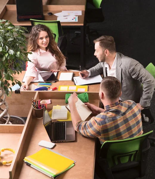 Uomini d'affari che lavorano in ufficio — Foto Stock