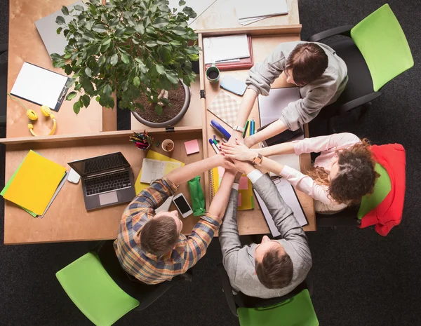 Affärsmän visar lagarbete i office — Stockfoto