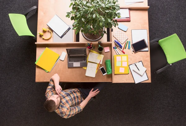 Empresário que trabalha no escritório — Fotografia de Stock