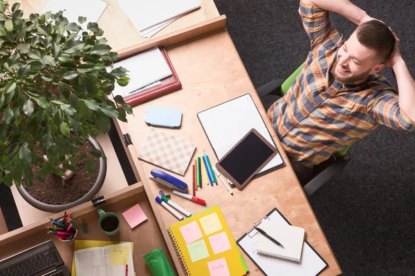 Empresário que trabalha no escritório — Fotografia de Stock