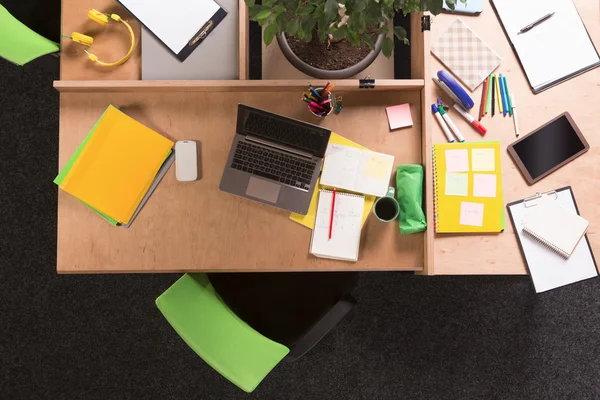 Negócios bagunça na mesa de trabalho no escritório — Fotografia de Stock