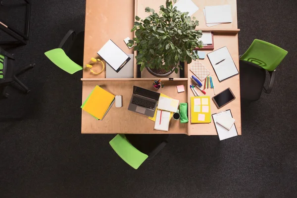 Negócios bagunça na mesa de trabalho no escritório — Fotografia de Stock