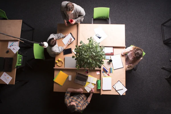 Uomini d'affari che lavorano in ufficio — Foto Stock