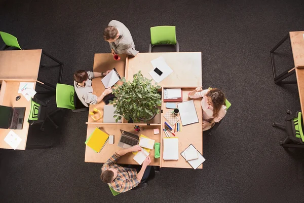 Uomini d'affari che lavorano in ufficio — Foto Stock