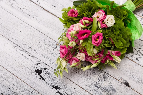 Ramo de rosas y freesias representadas — Foto de Stock