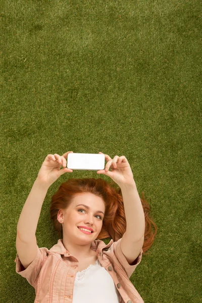 Hermosa mujer haciendo selfies — Foto de Stock