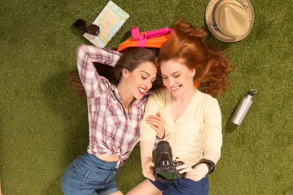 Happy girls making selfies — Stock Photo, Image