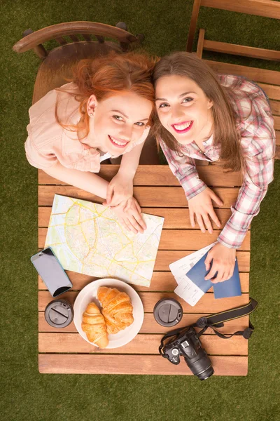 Damen sitzen am Tisch im Park — Stockfoto