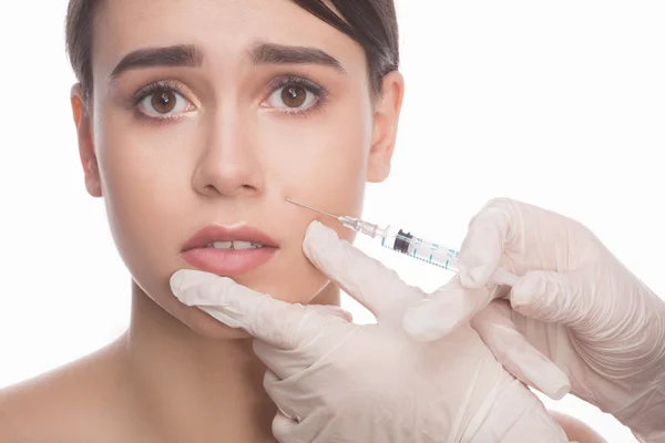 Mujer recibiendo inyecciones faciales de belleza — Foto de Stock