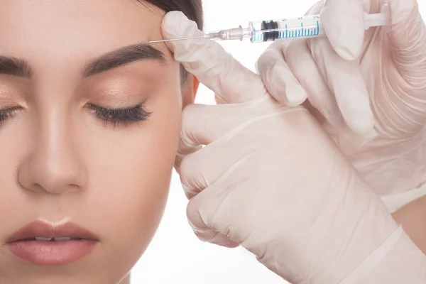 Mujer recibiendo inyecciones faciales de belleza — Foto de Stock