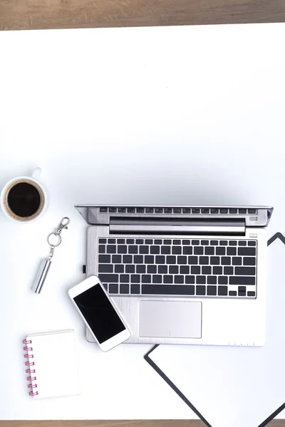 Mischung aus Bürobedarf und Gadgets — Stockfoto