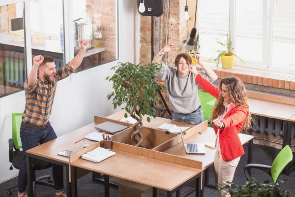 비즈니스 사람들이 사무실에서 팀워크를 보여주는 — 스톡 사진