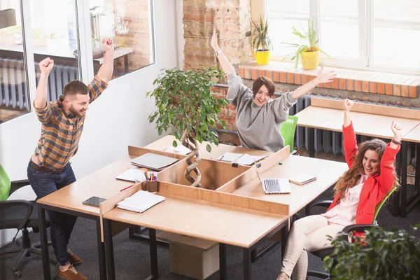 Gente de negocios mostrando trabajo en equipo en la oficina — Foto de Stock