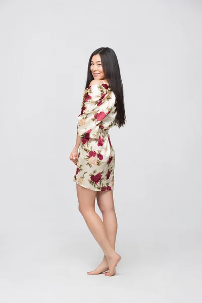 Модная азиатка в платье в студии — стоковое фото