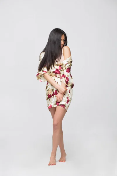 Mode Aziatische Dame in jurk in Studio — Stockfoto