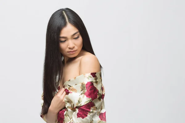 Moda asiática dama en vestido en estudio — Foto de Stock