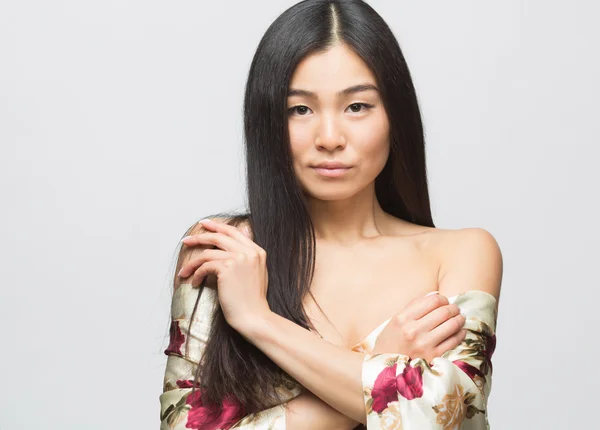 Moda asiática senhora no vestido no estúdio — Fotografia de Stock