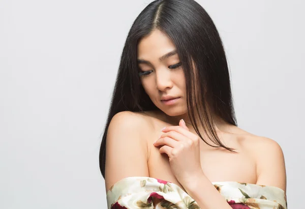 Mode asiatique dame en robe en studio — Photo