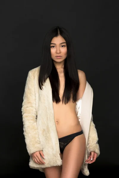 Moda modello asiatico in lingerie in studio — Foto Stock