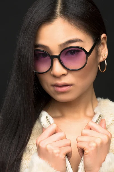 Азиатская модель женщины в солнцезащитных очках — стоковое фото