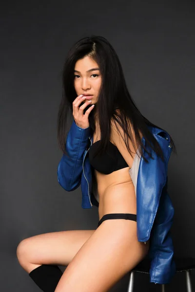 Mode asiatisch modell im unterwäsche im studio — Stockfoto