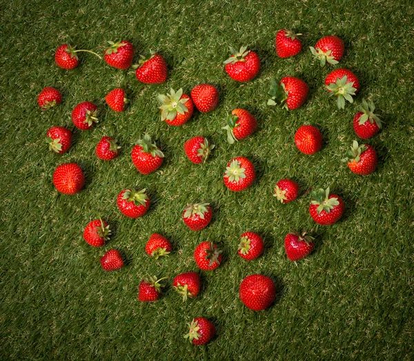 Jantung stroberi di rumput hijau — Stok Foto