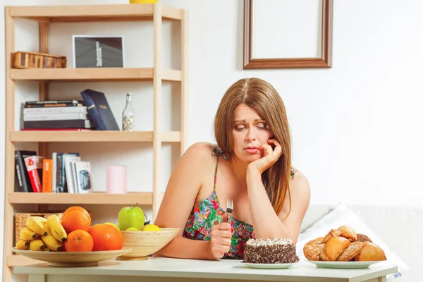 Grosse femme assise à la maison de table — Photo