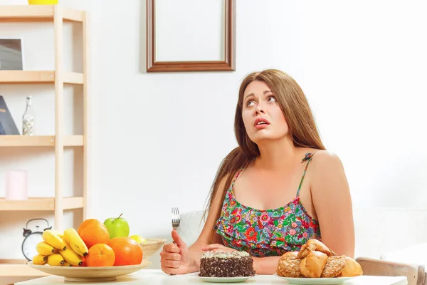 Mulher gorda sentada à mesa casa — Fotografia de Stock