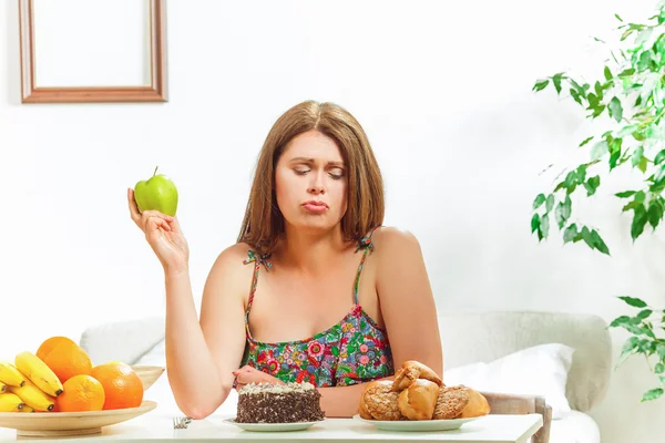 Grosse femme assise à la maison de table — Photo