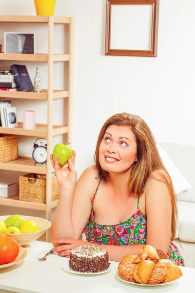 Mulher gorda sentada à mesa casa — Fotografia de Stock