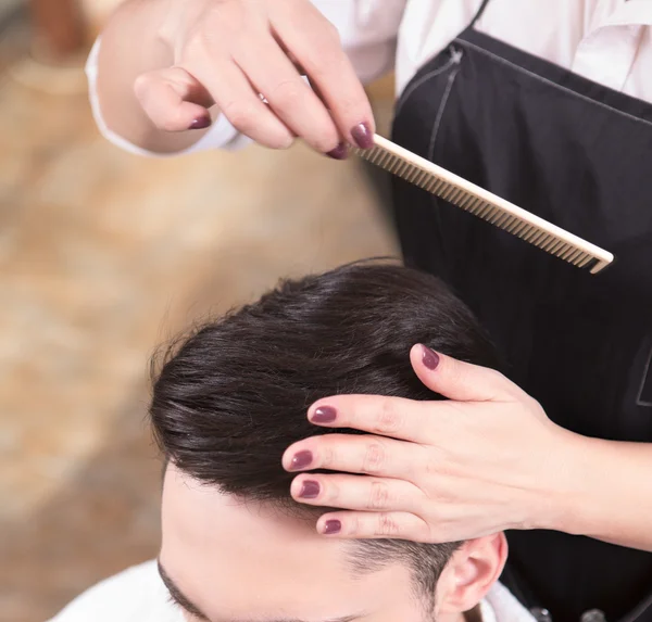 Hombre guapo en peluquería — Foto de Stock