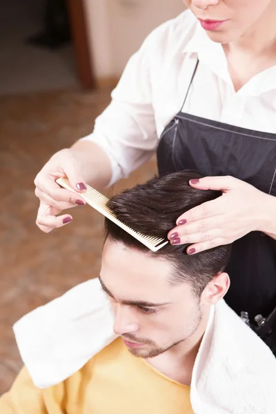 Przystojny mężczyzna w salonie fryzjerskim — Zdjęcie stockowe