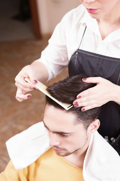 Bel homme dans le salon de coiffure — Photo